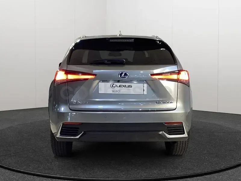 Usado Lexus NX300h 197 CV (144 kW) 2021 Gris / plata SUV