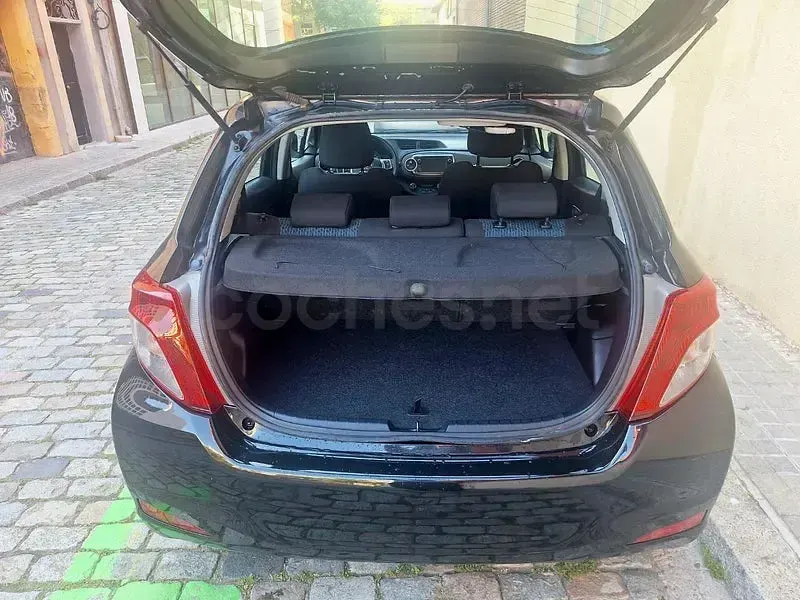 Usado Toyota Yaris Active 99 CV (72 kW) 2011 Negro Utilitario