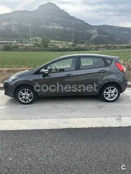 Usado Ford Fiesta Trend 82 CV (60 kW) 2017 Gris / plata Utilitario