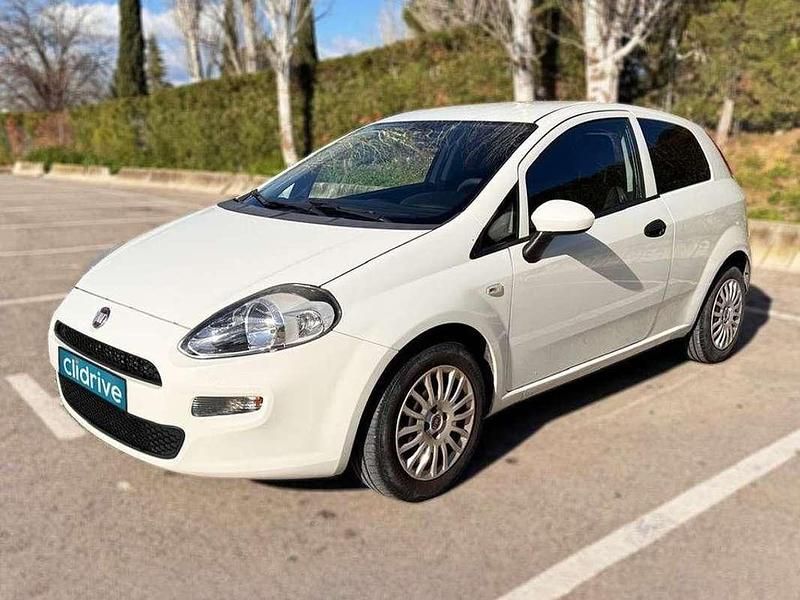 Käytetty Fiat Punto Young 69 HP (50 kW) 2015 Valkoinen Sedan