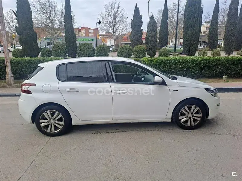 Usado Peugeot 308 Access 110 CV (80 kW) 2017 Blanco Berlina