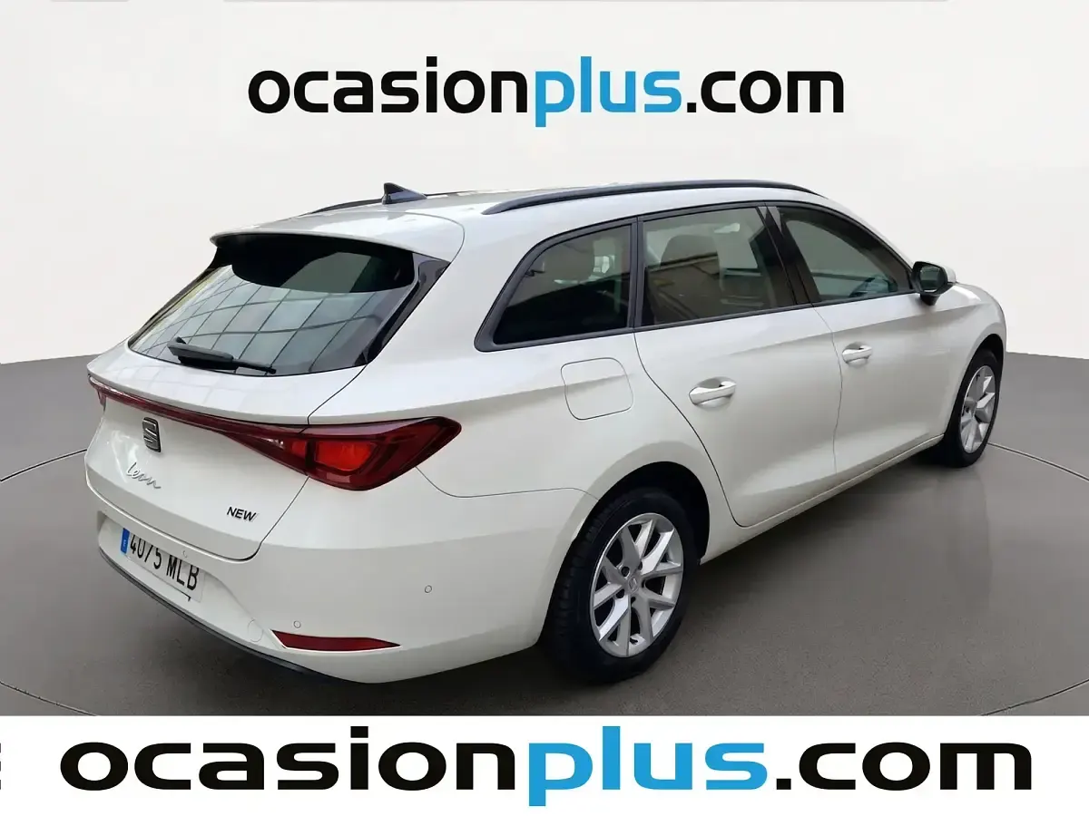 Usado Seat Leon Style 150 CV (110 kW) 2023 Blanco Familiar