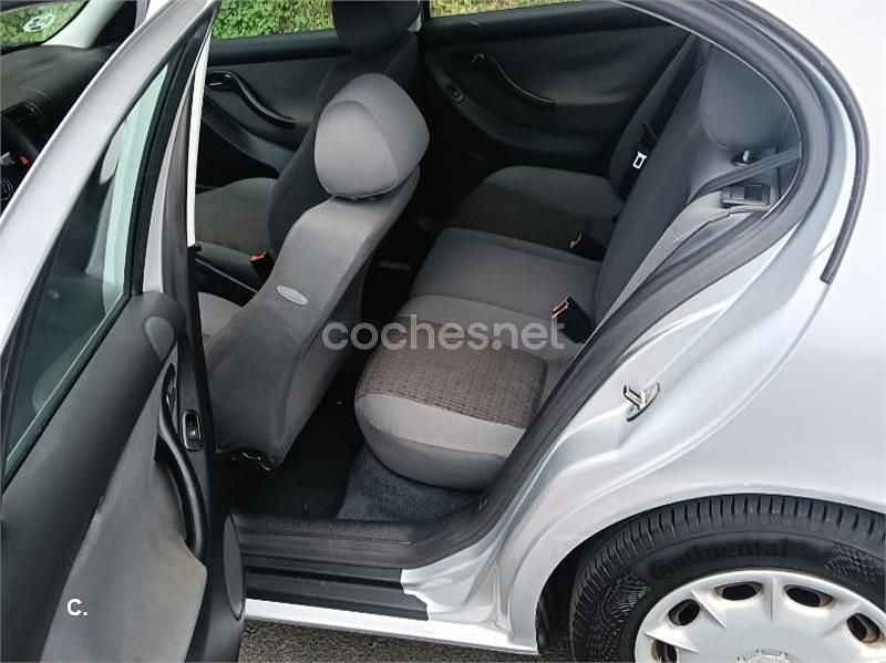 Usado Seat Toledo Stella 105 CV (77 kW) 2004 Gris / plata Berlina