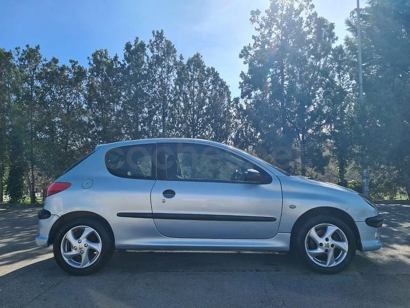 Usado Peugeot 206 90 CV (66 kW) 2003 Gris / plata Berlina