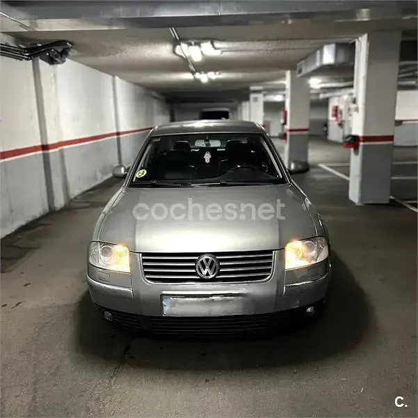 Usado VW Passat Highline 150 CV (110 kW) 2002 Gris / plata Berlina
