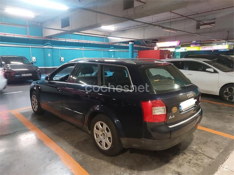 Usado Audi A4 130 CV (95 kW) 2004 Azul Familiar