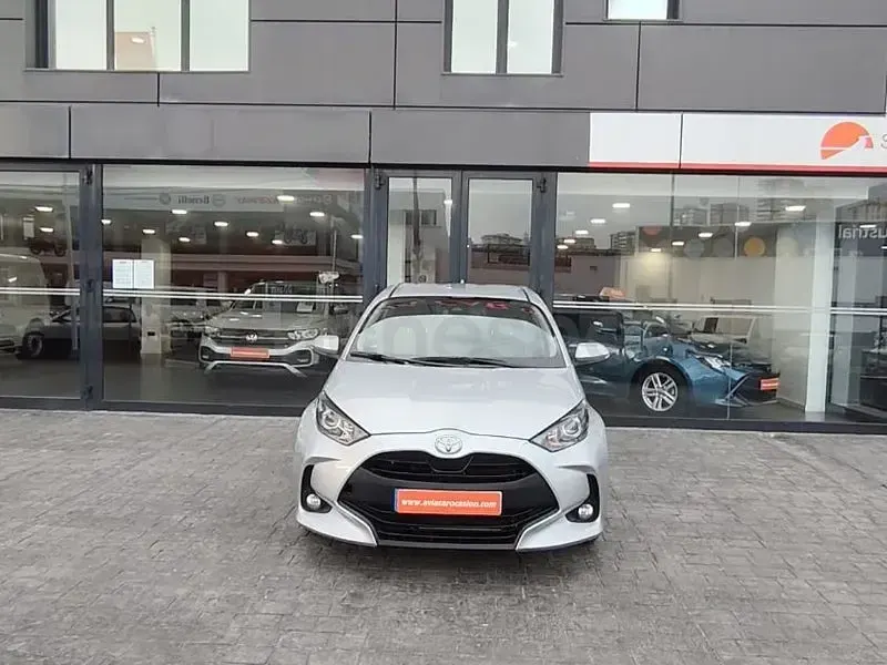 Usado Toyota Yaris 125 CV (91 kW) 2023 Gris / plata Utilitario