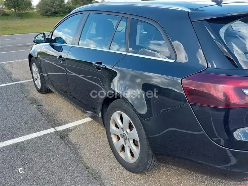 Usado Opel Insignia Business 140 CV (102 kW) 2015 Negro Familiar
