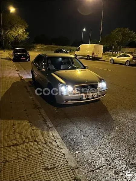 Usado Mercedes C200 Avantgarde 163 CV (119 kW) 2002 Gris / plata Berlina