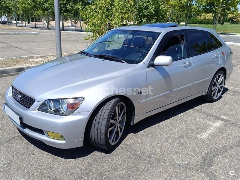 Gris / plata Usado 2002 Lexus IS200 Familiar | 7900 € - Imagen 1/4