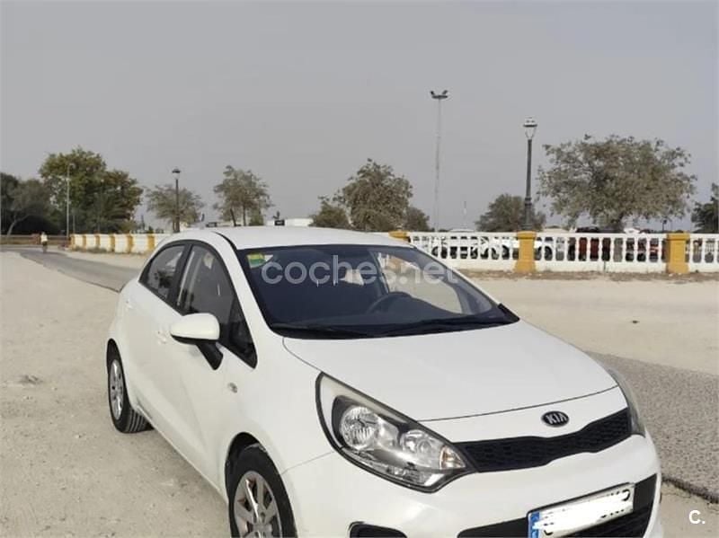 Blanco Usado 2015 Kia Rio Berlina | 7900 € (Precio justo) - Imagen 1/4