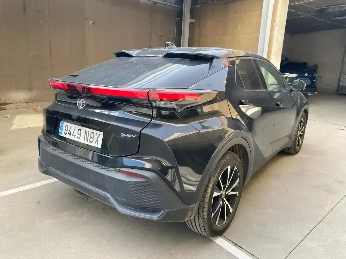 Begagnad Toyota C-HR Advance 140 HK (102 kW) 2025 Svart SUV