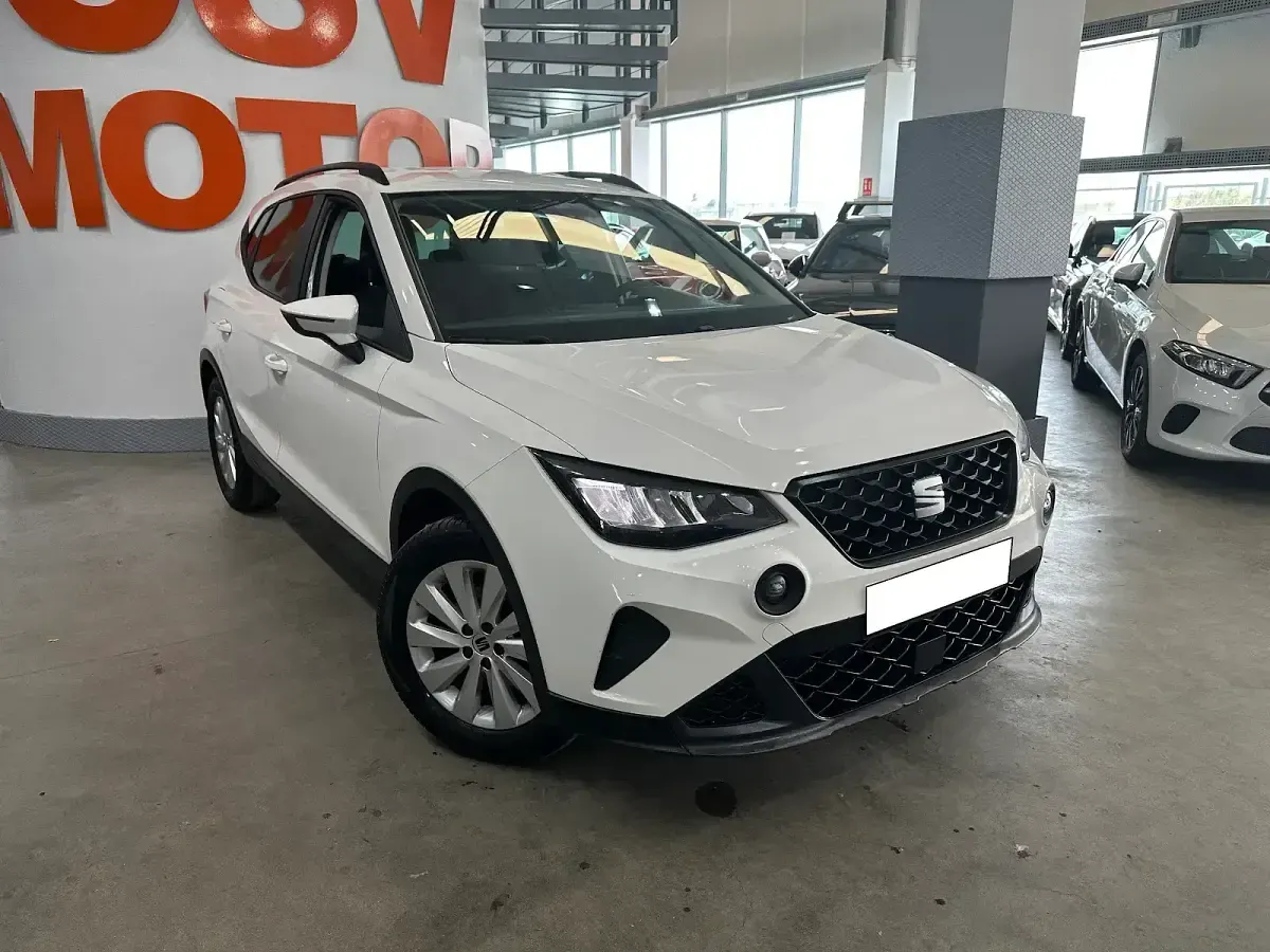 Usado Seat Arona Style 110 CV (80 kW) 2023 Blanco SUV