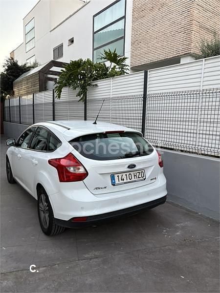 Usado Ford Focus Trend 125 CV (91 kW) 2014 Blanco Berlina