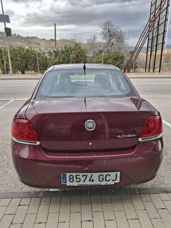 Usado Fiat Linea Emotion 90 CV (66 kW) 2008 Rojo Berlina