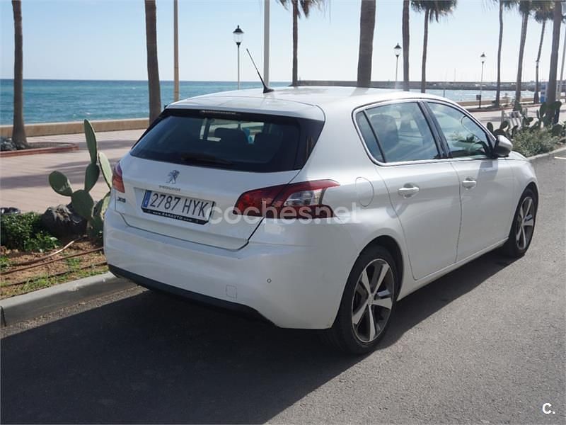 Usado Peugeot 308 Allure 115 CV (84 kW) 2014 Blanco Berlina