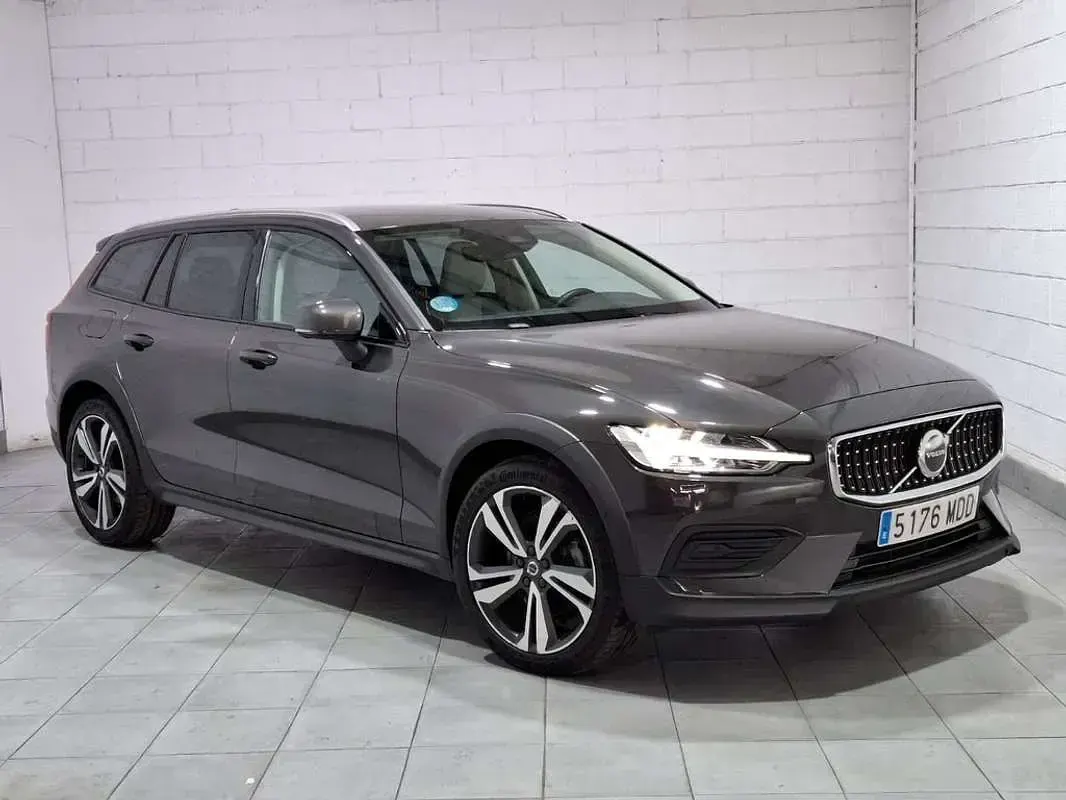 Usado Volvo V60 CC Core 197 CV (144 kW) 2022 Marrón Familiar