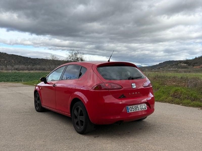 Usado Seat Leon Ecomotive 105 CV (77 kW) 2009 Rojo Utilitario