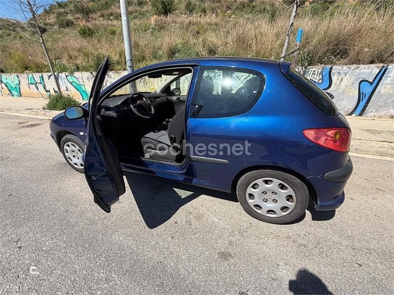 Usado Peugeot 206 75 CV (55 kW) 2003 Azul Berlina