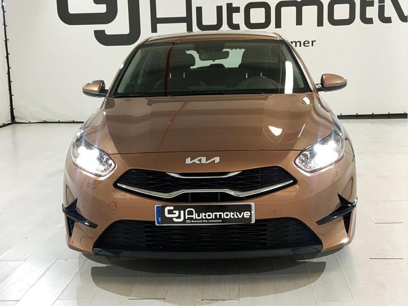 Usado Kia Ceed 100 CV (73 kW) 2023 Marrón Utilitario