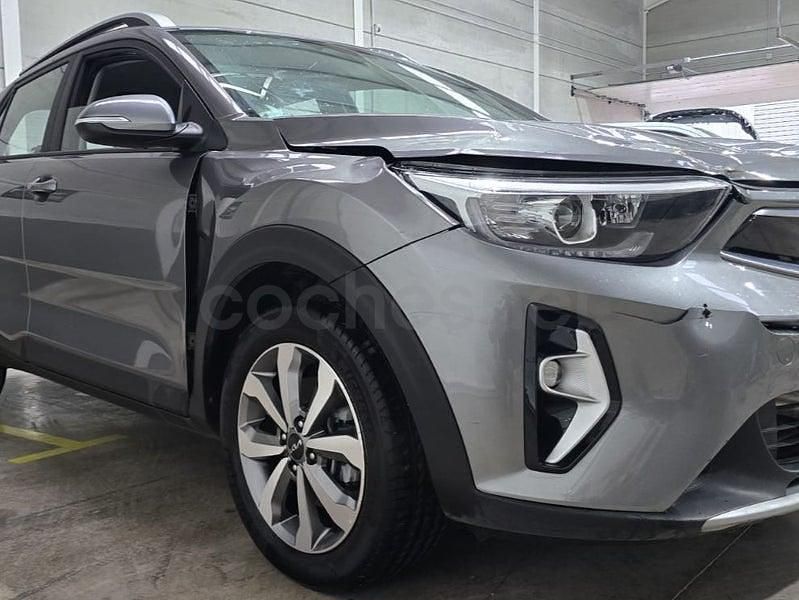 Usado Kia Stonic 100 CV (73 kW) 2025 Gris / plata SUV