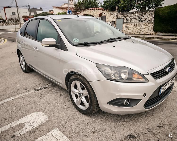 Usado Ford Focus Trend 90 CV (66 kW) 2009 Gris / plata Berlina