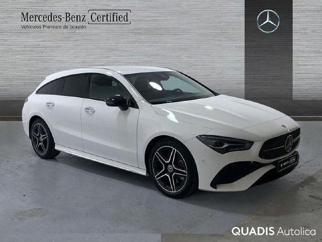 Usado Mercedes CLA200 Shooting Brake AMG line 150 CV (110 kW) 2025 Blanco polar Familiar