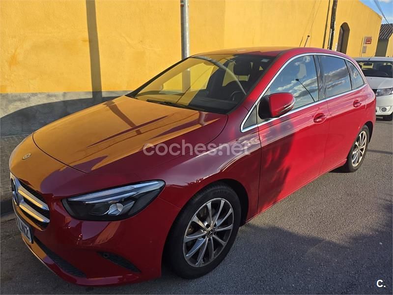 Usado Mercedes B180 136 CV (100 kW) 2021 Rojo Monovolumen