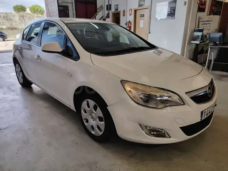 Usado Opel Astra Essentia 95 HP (69 kW) 2011 Branco Sedan