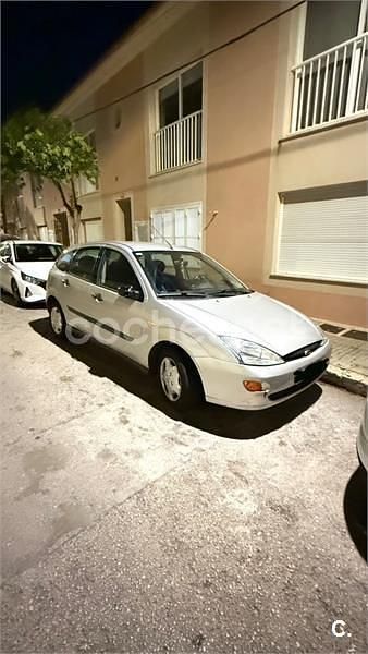 Usado Ford Focus Trend 90 CV (66 kW) 2001 Gris / plata Berlina