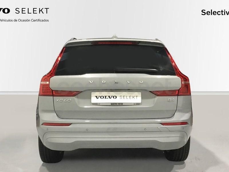 Usado Volvo XC60 Core 197 CV (144 kW) 2023 Gris / plata SUV