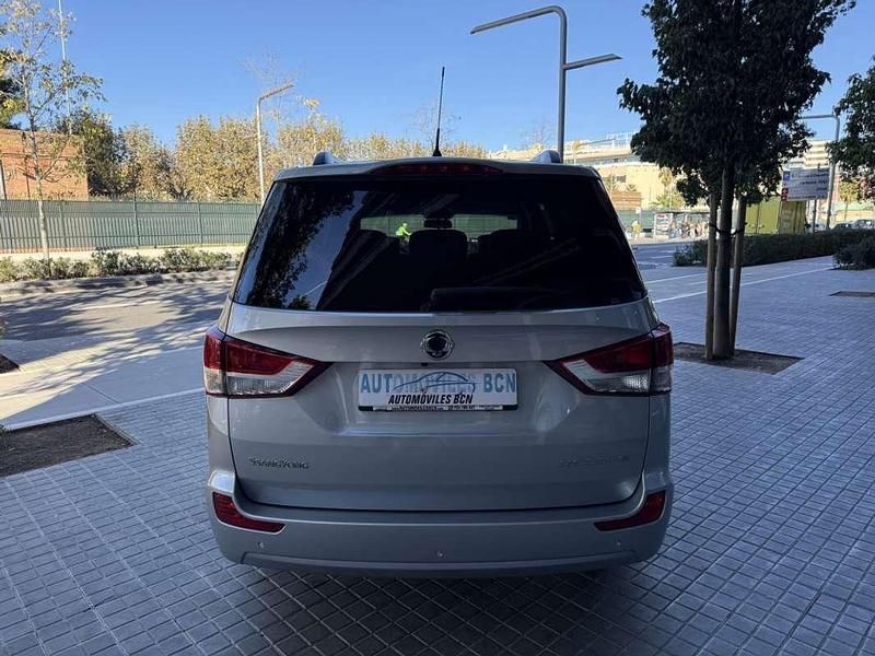 Usado Ssangyong (KGM) Rodius Limited 178 CV (130 kW) 2016 Gris / plata Monovolumen