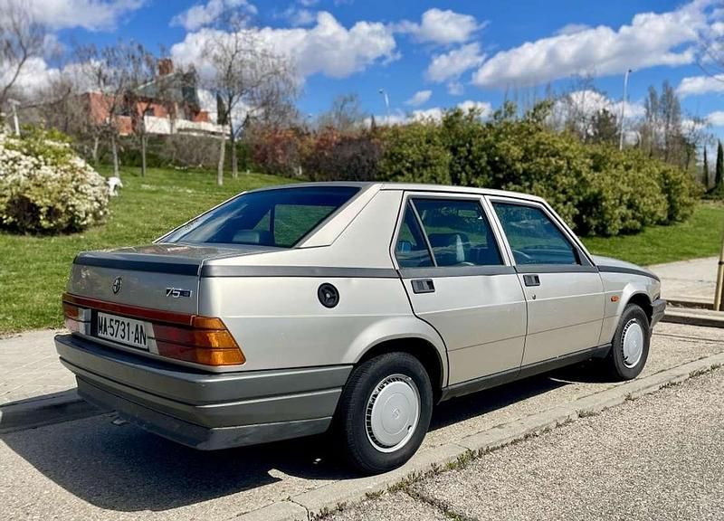 Usado Alfa Romeo 75 120 CV (88 kW) 1988 Gris / plata Berlina
