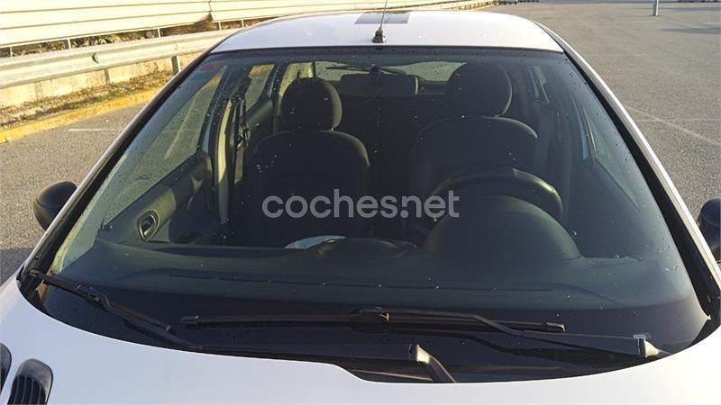 Usado Peugeot 206 75 CV (55 kW) 2000 Blanco Berlina