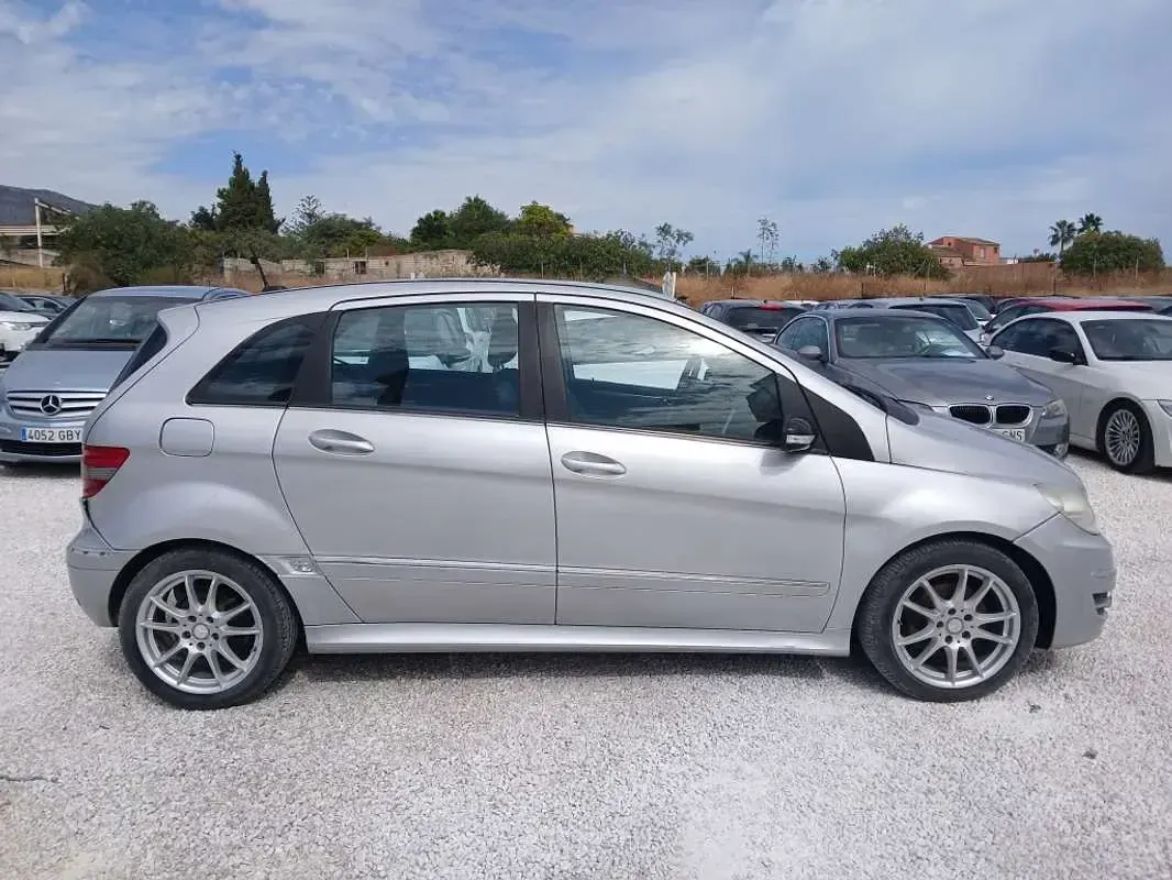 Usado Mercedes B180 109 CV (80 kW) 2011 Gris Utilitario