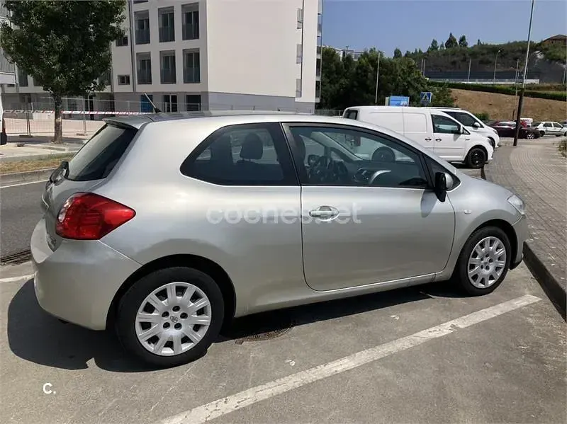Usado Toyota Auris Luna 90 CV (66 kW) 2008 Gris / plata Utilitario