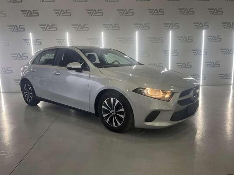 Usado Mercedes A180 116 CV (85 kW) 2020 Gris Utilitario