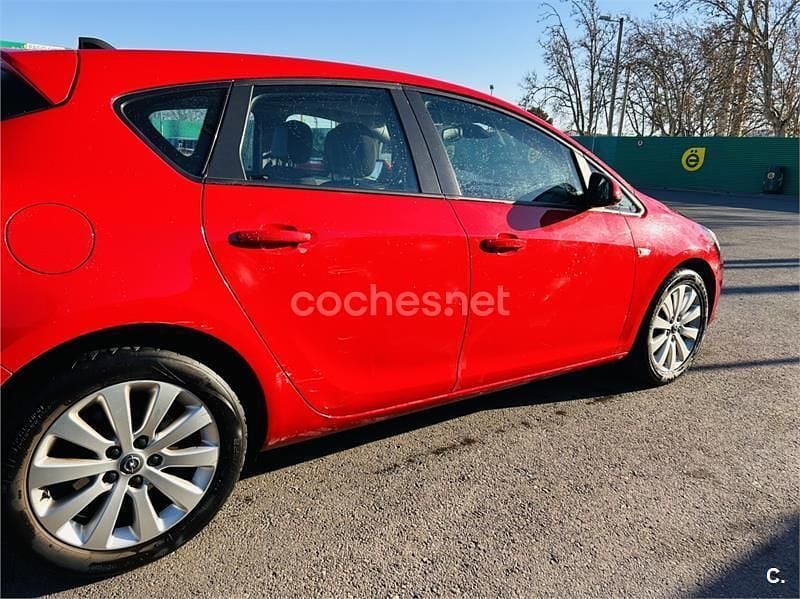 Usado Opel Astra Enjoy 110 CV (80 kW) 2011 Rojo Familiar