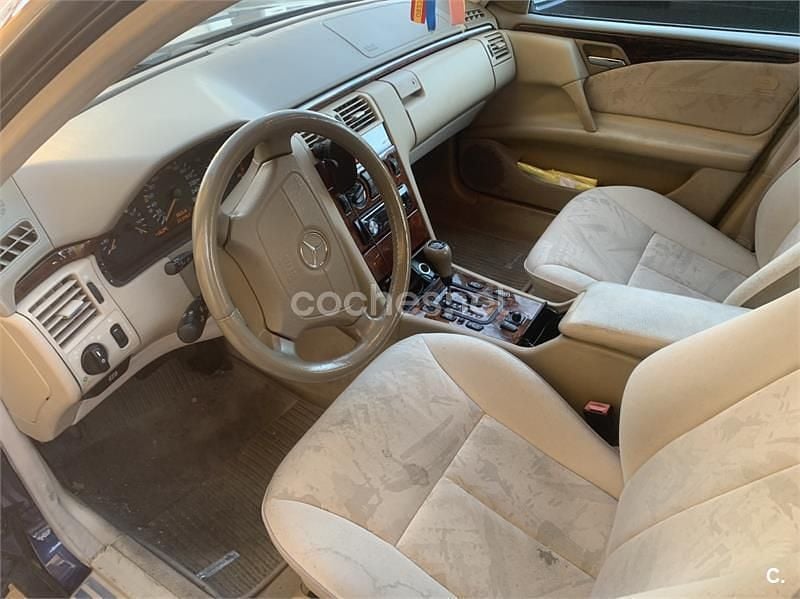 Usado Mercedes E300 Elegance 177 CV (130 kW) 1999 Azul Berlina