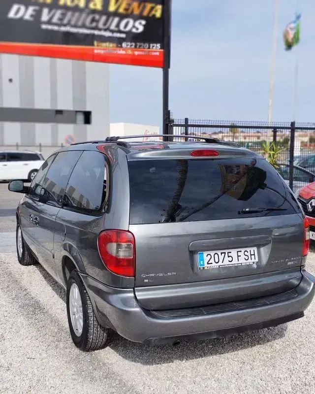 Usado Chrysler Voyager Limited 150 CV (110 kW) 2007 Gris Monovolumen