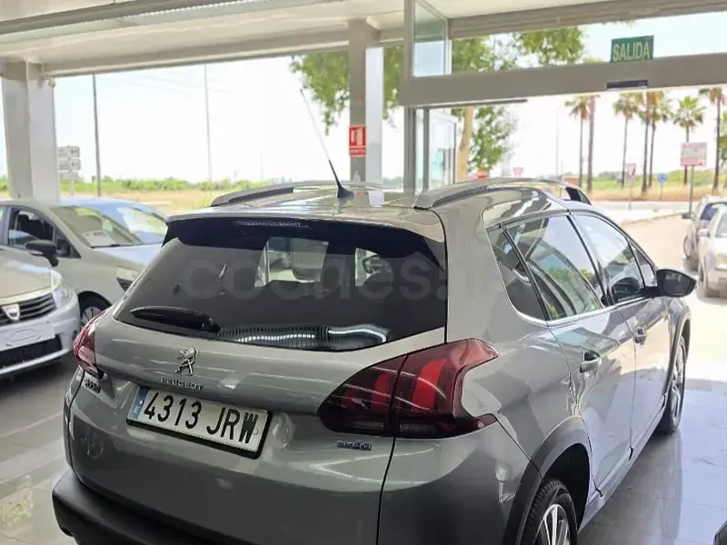 Usado Peugeot 2008 Allure 120 CV (88 kW) 2016 Gris / plata SUV
