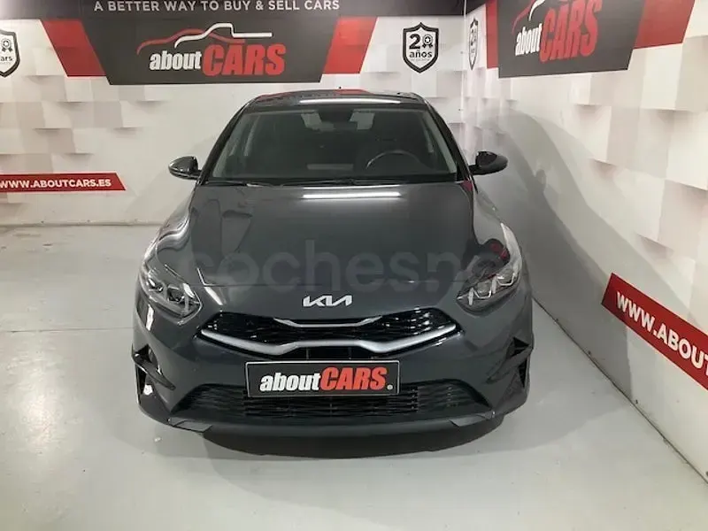 Usado Kia Ceed 120 CV (88 kW) 2023 Gris / plata Utilitario
