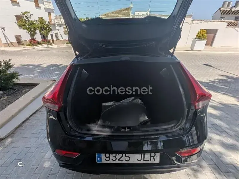 Usado Volvo V40 Momentum 120 CV (88 kW) 2016 Negro Berlina