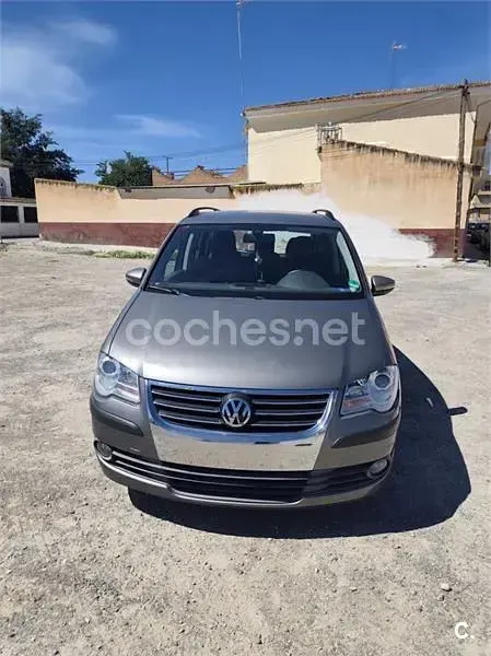 Usado VW Touran Advance 105 CV (77 kW) 2010 Gris / plata Monovolumen