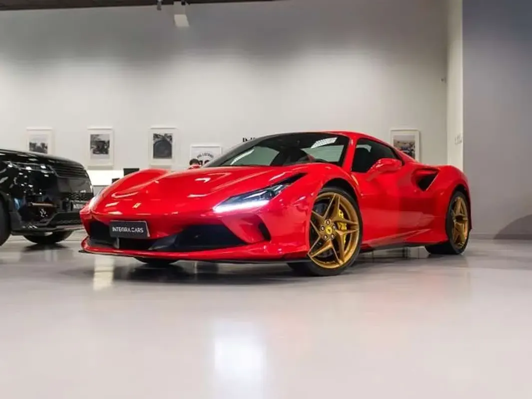 Begagnad Ferrari F8 711 HK (522 kW) 2022 Röd Cab