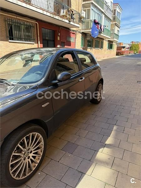 Usado Alfa Romeo 147 Distinctive 105 CV (77 kW) 2010 Gris / plata Utilitario