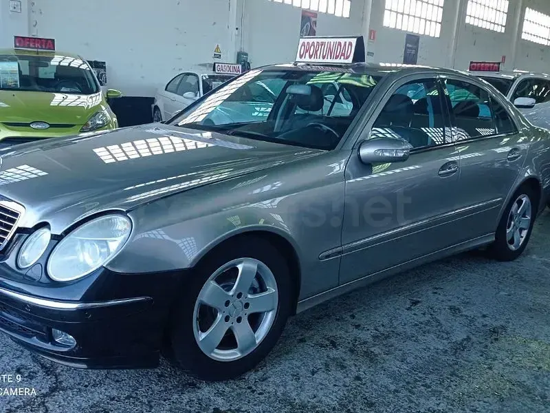 Usado Mercedes E270 Avantgarde 177 CV (130 kW) 2005 Marrón Berlina