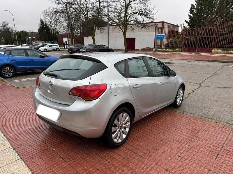 Usado Opel Astra Sportive 110 HP (80 kW) 2011 Cinzento Sedan