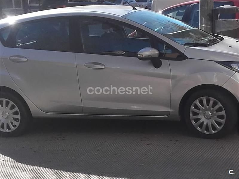 Usado Ford Fiesta Trend 70 CV (51 kW) 2012 Gris / plata Berlina