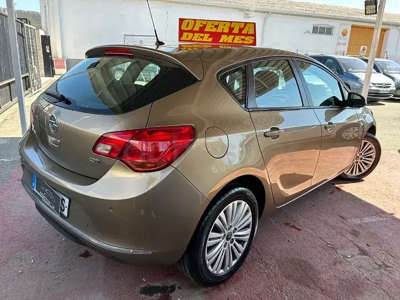 Usado Opel Astra Selective 110 CV (80 kW) 2014 Beige Berlina